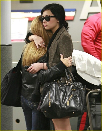 Demi-at-Burbank-Airport-October-27-demi-lovato-8827926-950-1222
