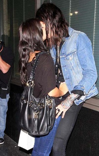 trace-cyrus-and-demi-lovato-lookalike-date-making-out-1