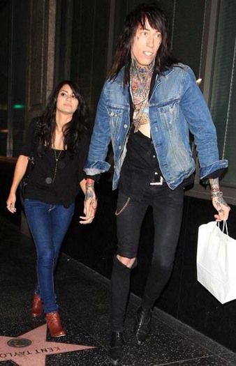 trace-cyrus-and-demi-lovato-lookalike-date-making-out-2 - Demi Lovato and Trace Cyrus