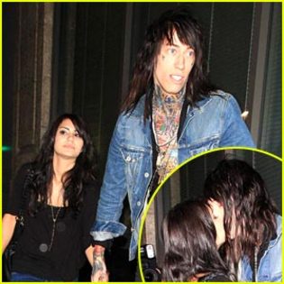 trace-cyrus-demi-lookalike - Demi Lovato and Trace Cyrus