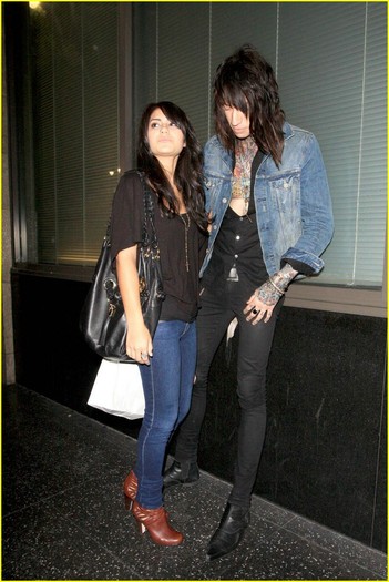 trace-cyrus-kisses-demi-lovato-look-alike-02 - Demi Lovato and Trace Cyrus