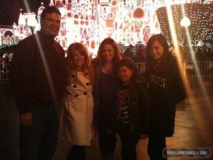 demi-at-disney-land-with-her-family-demi-lovato-9226006-400-300 - Demi Lovato at Disney Land with her Family