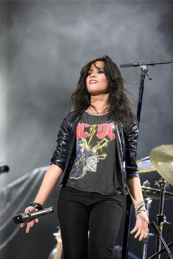 0905280339386544117_669269_v1 - Demi Lovato ACDC