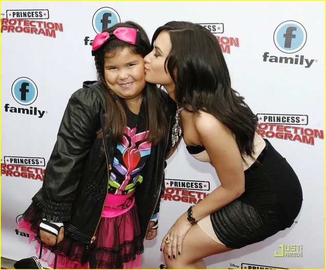 34g7f2f - Demi Lovato and her litle sister