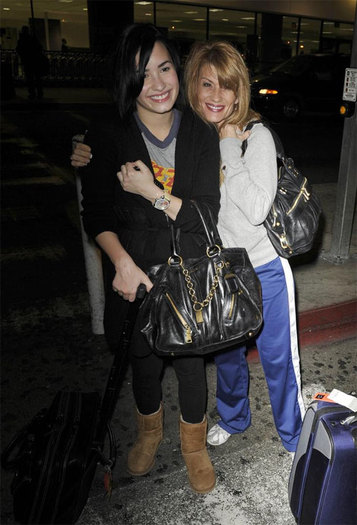 091023-11 - Demi Lovato and her Mother