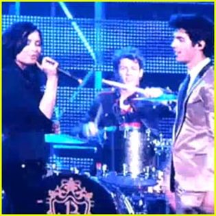 joe-jonas-demi-lovato-rodeo - demi lovato and joe jonas make a wave