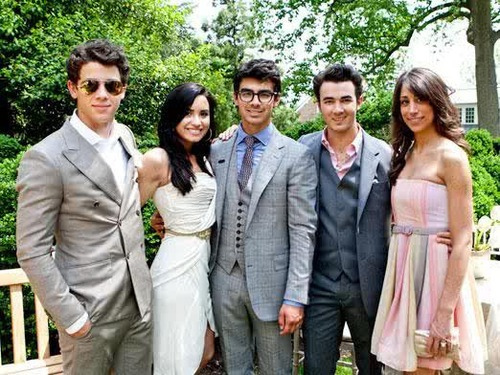 The-Jonas-Brothers-Demi-and-Danielle-Deleasa-Kevin-s-wife-jemi-12238563-500-375 - demi lovato and joe jonas make a wave