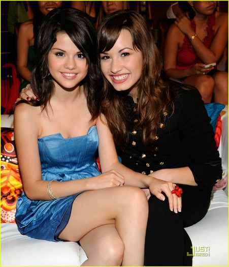 miley-cyrus-selena-gomez-teen-choice-awards-2008-03 - Demi Lovato and Selena Gomez