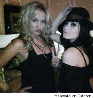 Demi-Lovato-and-Tiffany-Thornton-Friends-demi-lovato-and-tiffany-thornton-9566503-300-315 - Demi Lovato and Tiffany Thornton