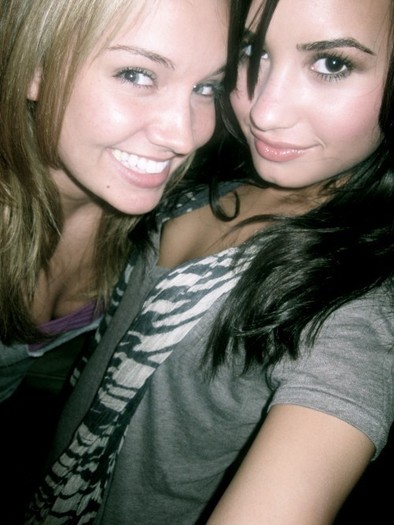 Demi-Tiffany-Smiles-demi-lovato-and-tiffany-thornton-9566507-500-666 - Demi Lovato and Tiffany Thornton