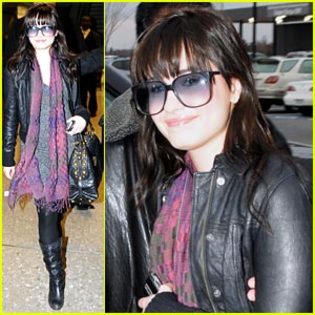 demi-lovato-washington-arrive - Demi Lovato Arriving in Washington DC