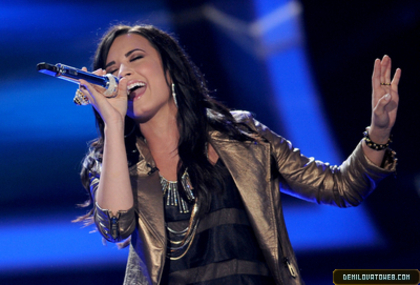 Demi-At-American-Idol-Elimantion-Show-demi-lovato-11081317-400-271 - Demi Lovato at American Idol