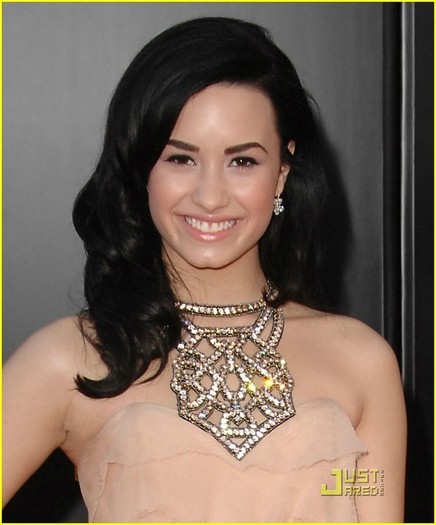 Demi-American-Music-Awards-demi-lovato-9159858-732-882