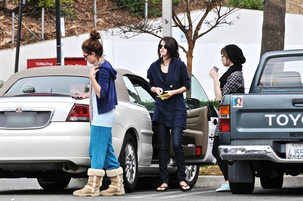 selenafanhq02 - Demi Lovato at McDonalds w Selena and Dallas