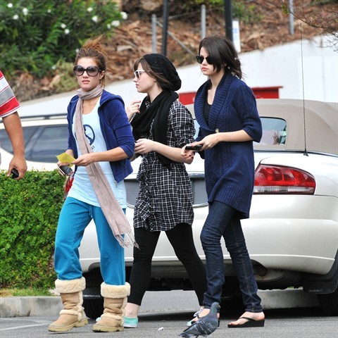 selenafanhq03 - Demi Lovato at McDonalds w Selena and Dallas