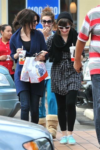 selenafanhq010 - Demi Lovato at McDonalds w Selena and Dallas