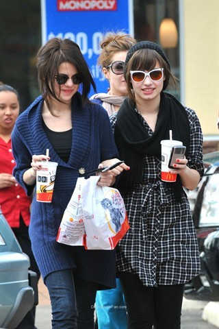 selenafanhq011 - Demi Lovato at McDonalds w Selena and Dallas