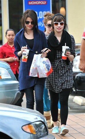 selenafanhq013 - Demi Lovato at McDonalds w Selena and Dallas