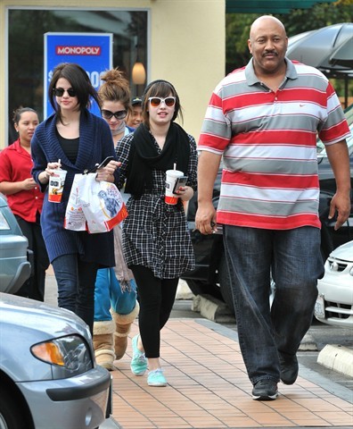 selenafanhq014 - Demi Lovato at McDonalds w Selena and Dallas