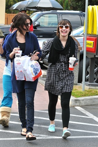 selenafanhq016 - Demi Lovato at McDonalds w Selena and Dallas