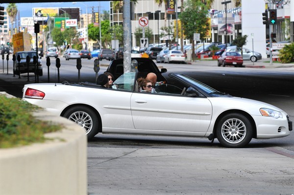 selenafanhq022 - Demi Lovato at McDonalds w Selena and Dallas