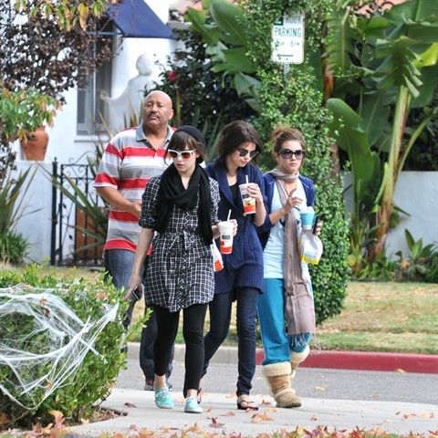 selenafanhq023 - Demi Lovato at McDonalds w Selena and Dallas