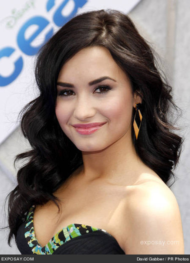 demi-lovato-oceans-los-angeles-premiere-04vKiS