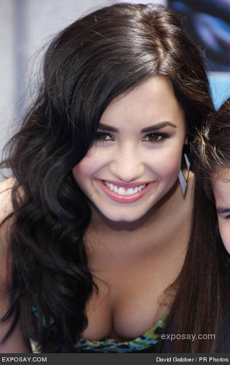 demi-lovato-oceans-los-angeles-premiere-ZIo9gy