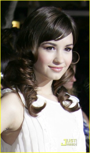 demi-lovato-twilight-premiere-03 - Demi Lovato at twilight premiere