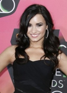 demi-lovato-gorgeous-at-2010-kids-choice-awards-photos-215x300