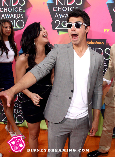 Demi-Lovato-Joe-Jonas-Nickelodeon-Kids-Choice-Awards-Laughing