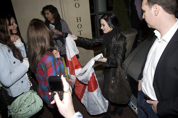 Demi+Lovato+given+English+flag+greets+fans+LU8nsk6TqxSl - Demi Lovato Leaving ABC Studios NYC