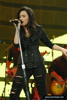 Demi-Lovato-At-Houston-Rodeo-demi-lovato-10859972-230-346 - Demi Lovato live in Houston Rodeo