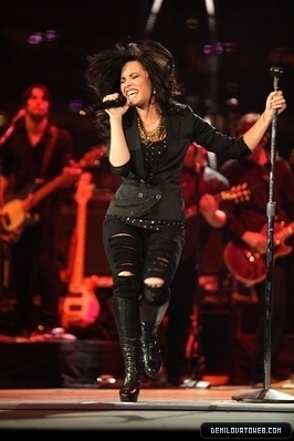 Demi-Lovato-At-Houston-Rodeo-demi-lovato-10859978-266-399 - Demi Lovato live in Houston Rodeo