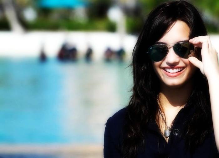 4299500267 - Demi Lovato on the beach