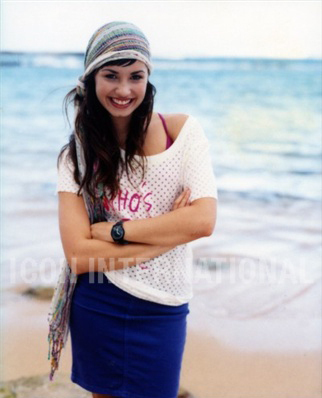 f_Demi4m_e80f646 - Demi Lovato on the beach