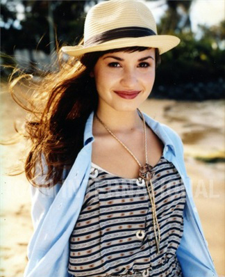 f_Demim_9515723 - Demi Lovato on the beach