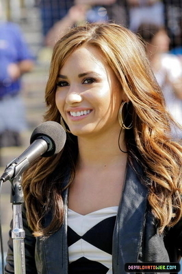 18071244_PNZSAASLF - demi lovato singing the national anthem at dodgers vs clubs game