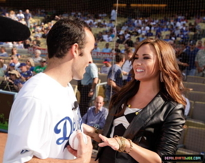 18071250_DDPJHUGCB - demi lovato singing the national anthem at dodgers vs clubs game