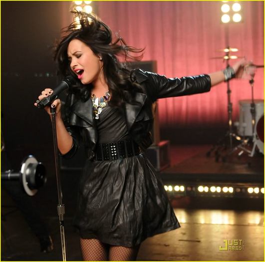 twit - demi lovato-here we go again