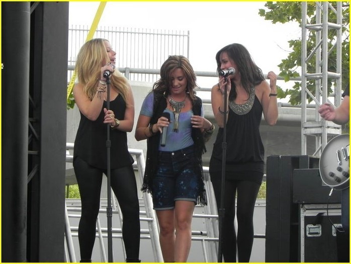 Demi-performing-in-San-Diego-California-demi-lovato-13380941-806-606 - Demi performing in San Diego California