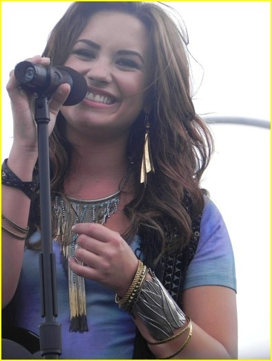 Demi-performing-in-San-Diego-California-demi-lovato-13380944-606-806 - Demi performing in San Diego California