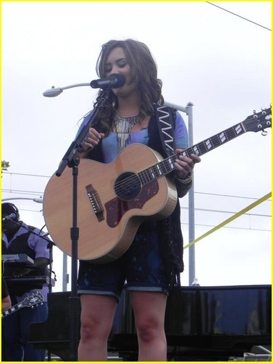 Demi-performing-in-San-Diego-California-demi-lovato-13380952-606-806 - Demi performing in San Diego California