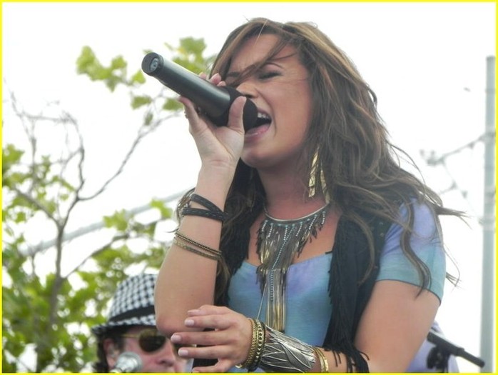 Demi-performing-in-San-Diego-California-demi-lovato-13380964-806-606 - Demi performing in San Diego California