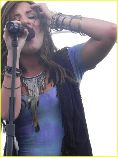 Demi-performing-in-San-Diego-California-demi-lovato-13380973-606-806 - Demi performing in San Diego California