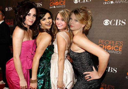 13579730_GYGNINDOF - demi selena miley and taylor