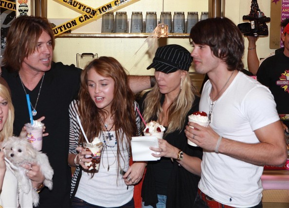 Miley+Cyrus+Family+Out+Millions+Milkshakes+UhtYkrR8HTil