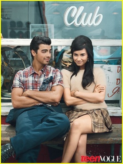 Joe-Jonas-Demi-Lovato-Cover-Teen-Vogue-demi-lovato-13395375-414-550 - Demi Lovato and Joe Jonas Cover Teen Vogue