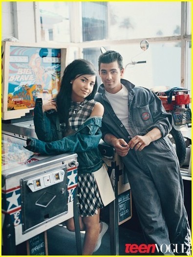 Joe-Jonas-Demi-Lovato-Cover-Teen-Vogue-demi-lovato-13395376-414-550