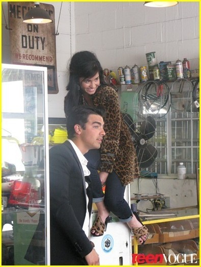 Joe-Jonas-Demi-Lovato-Cover-Teen-Vogue-demi-lovato-13395385-414-550 - Demi Lovato and Joe Jonas Cover Teen Vogue